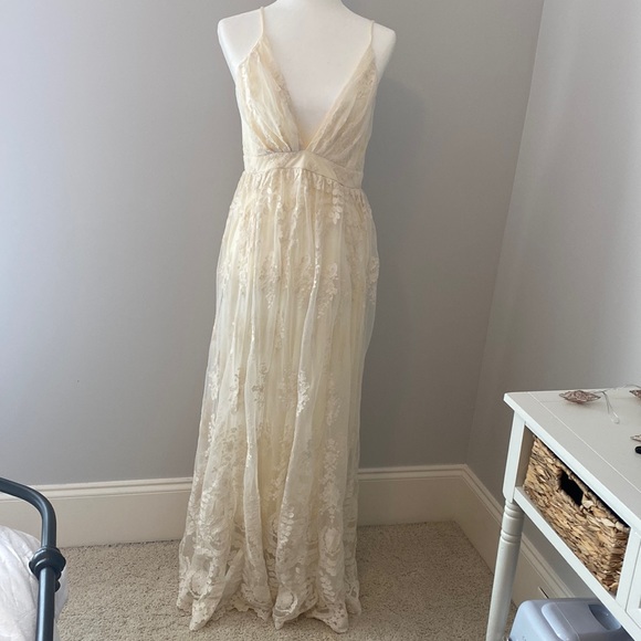 Dresses & Skirts - New without tags cream colored maxi dress